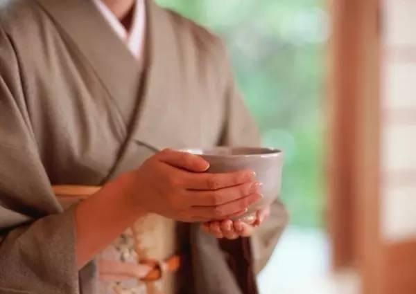 這家餐企用了4個“找死”的經(jīng)營方法，卻成為行業(yè)老大|餐飲界