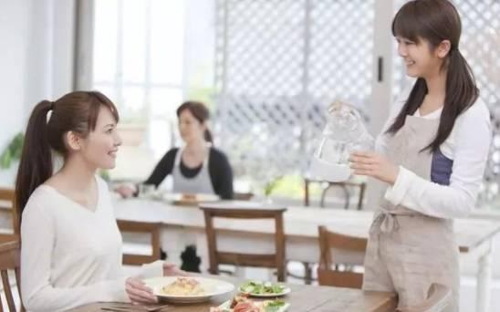 打動顧客的8條攻心計，優(yōu)秀的餐廳服務(wù)員都在用！