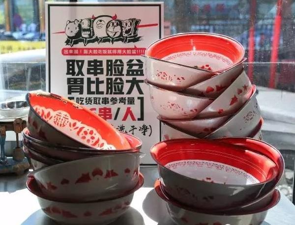 “流氓”餐廳靠6毛錢串串，日流水近4萬