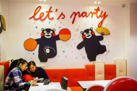 北京最大熊本熊咖啡廳落戶王府井a(chǎn)pm購(gòu)物中心，已于12月9日試業(yè)