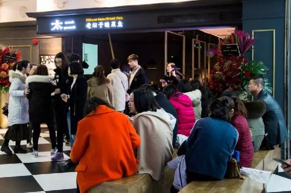 4人以上不接待，卻排隊(duì)800桌，這家“奇葩”店的邏輯是？