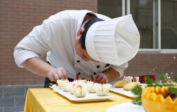餐飲服務(wù)升級(jí)正當(dāng)時(shí)，服務(wù)模型、員工管理模式的正確打開方式是？