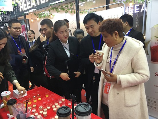 “阿倫”驚現(xiàn)烏龍煎發(fā)布會(huì)，現(xiàn)場(chǎng)被擠爆了