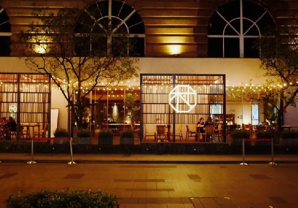 他在酒吧街上花400萬開了一間包子鋪，結果……