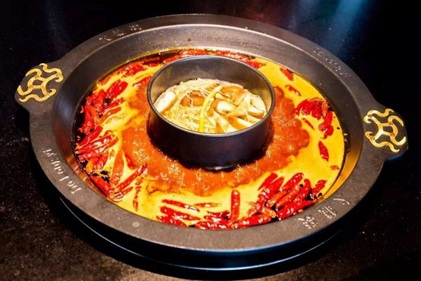 暗訪！這家火鍋店端給顧客的鍋底，竟是別人吃剩的