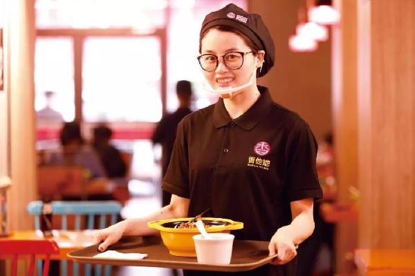 沒有廚師，無人點餐！他4年開出300多家店，日銷高達10萬碗！