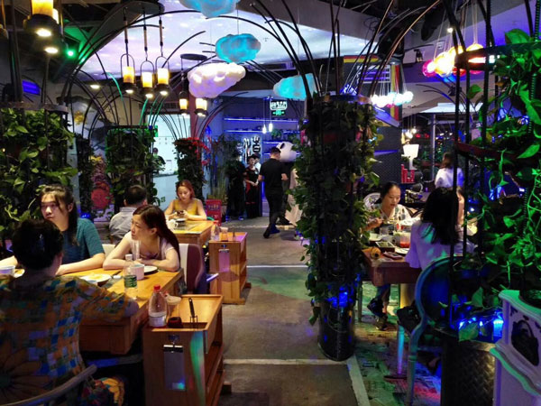 “要不，去吃潮辣火鍋嘛”就這樣，我們的故事在寒風(fēng)中開始啦