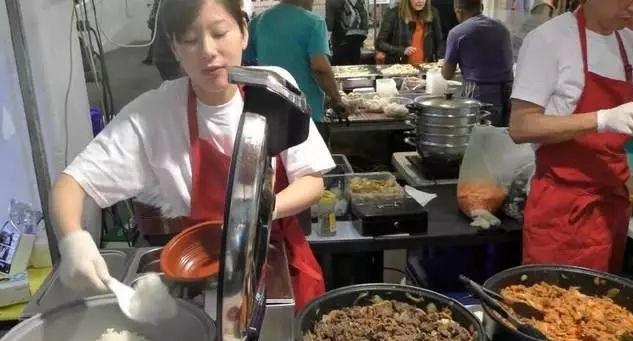 中國蓋澆飯在英國火了，每天幾百份不夠賣