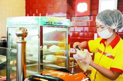 跨界打劫餐飲市場(chǎng)，便利店是認(rèn)真的！