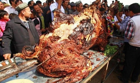 燒烤界之最，整整用了7天才能烤熟，食材竟然還動用了吊車！