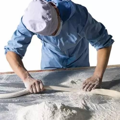 發(fā)獎(jiǎng)金，給廚師配保姆留住員工？但論留人還是海底撈牛