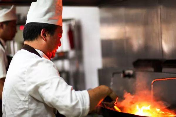 30名大廚集體跳槽求職的公開信曝光，為什么做廚師越來越難？