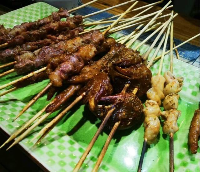 排隊(duì)20年，一個(gè)賣烤串的“小臟攤”，曾拒絕千萬(wàn)投資