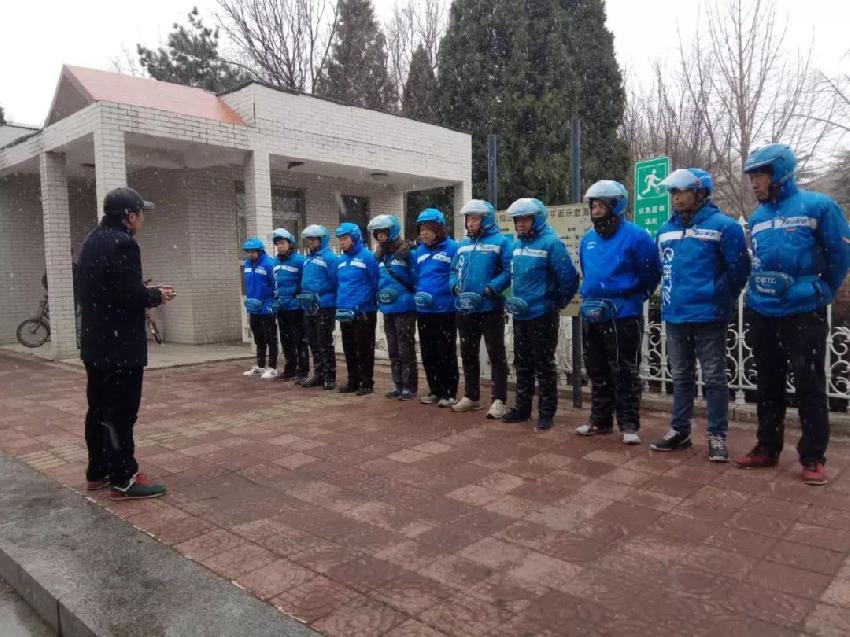 西貝、木屋燒烤們：班前會(huì)時(shí)，我們?cè)摵蛦T工聊什么？|餐飲界