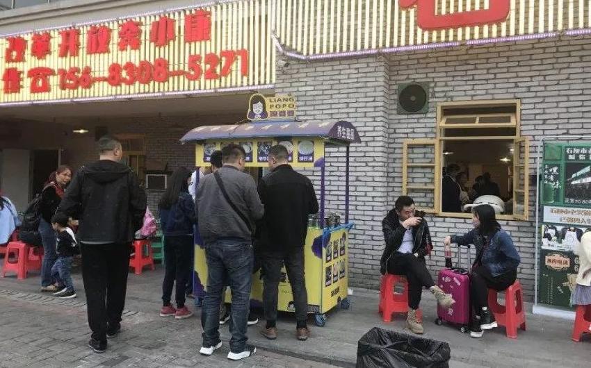 門口擺個(gè)小攤，竟是餐廳增加營收的利器？