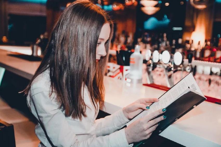 餐廳服務員一個舉動，讓顧客再也不來你的餐廳，千萬別犯！