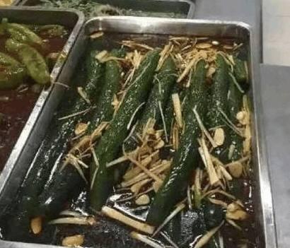 食堂大媽又出新菜啦！綠雞腿炒火龍果靠邊站，這才是黑暗料理！