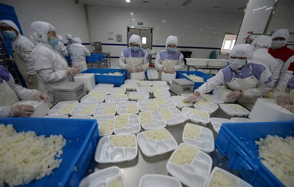 難得一見高鐵盒飯內(nèi)部制作過程，六百斤一鍋燒，醬油調(diào)料論瓶倒