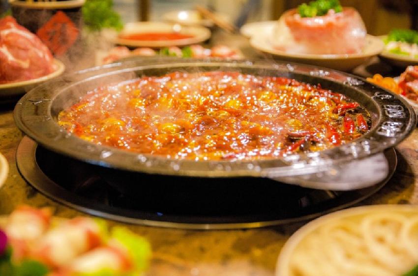 “網(wǎng)紅”火鍋小龍坎被曝老油重復(fù)用后，這些問題也跟著一并暴露出來