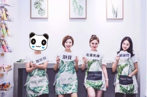 90后美女網(wǎng)紅開(kāi)“泡面英雄”餐廳，日入3萬(wàn)走紅網(wǎng)絡(luò)