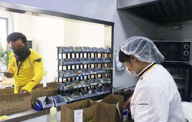 無人收銀也沒服務(wù)員 揚(yáng)城現(xiàn)首個純線上下單餐飲門店