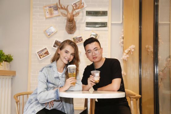 看茶飲界“流量擔(dān)當”鹿角戲如何以創(chuàng)意美學(xué)掀起行業(yè)革命｜案例