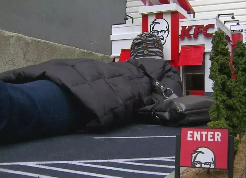 肯德基開(kāi)了一家史上最迷你的餐廳！只能趴著取餐