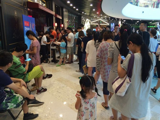 店外排隊(duì)，店里客人坐著聊天不走，我該怎么辦？