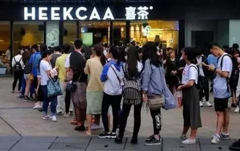 為啥店門口排隊的總是喜茶？不僅僅因為老板是90后！