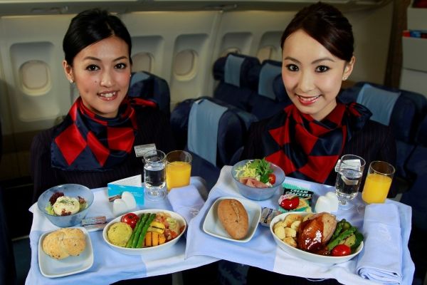 多航空公司取消免費(fèi)餐飲 以后坐飛機(jī)真要帶泡面了？