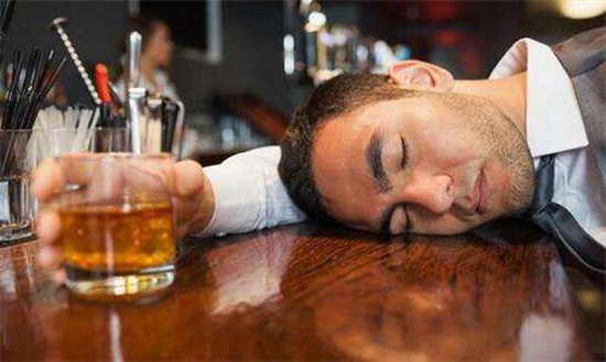 烤肉店一男子摔倒身亡，家屬要求賠償200萬！