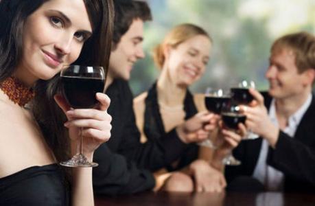 烏克蘭一餐廳服務(wù)員難以忍受用餐者的無禮，將蛋糕砸其臉上|餐飲界