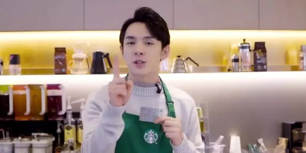 做直播、上淘寶，星巴克、喜茶、奈雪的茶為何都爭做“網(wǎng)感少年” | 餐見