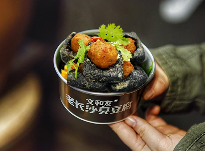 風口下的美食進化，星期零與文和友老長沙臭豆腐“牽手”做植物肉臭豆腐
