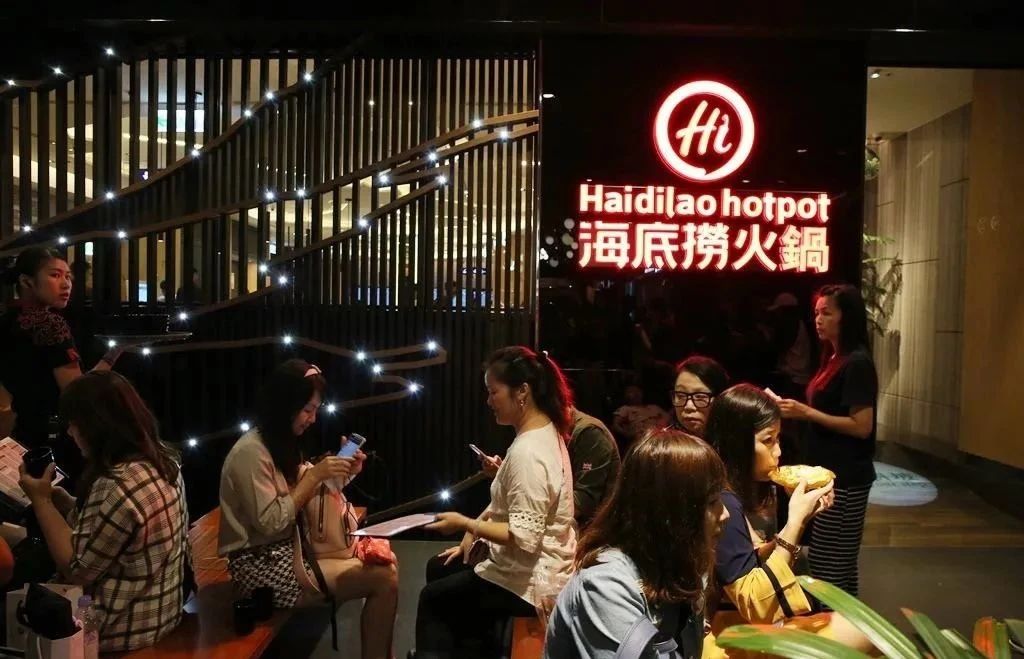 餐飲大事件202期｜  海底撈半年凈虧10億，股價(jià)卻瘋漲；肯德基暫停使用吮指廣告語；百勝中國或?qū)?月在港上市|餐飲界