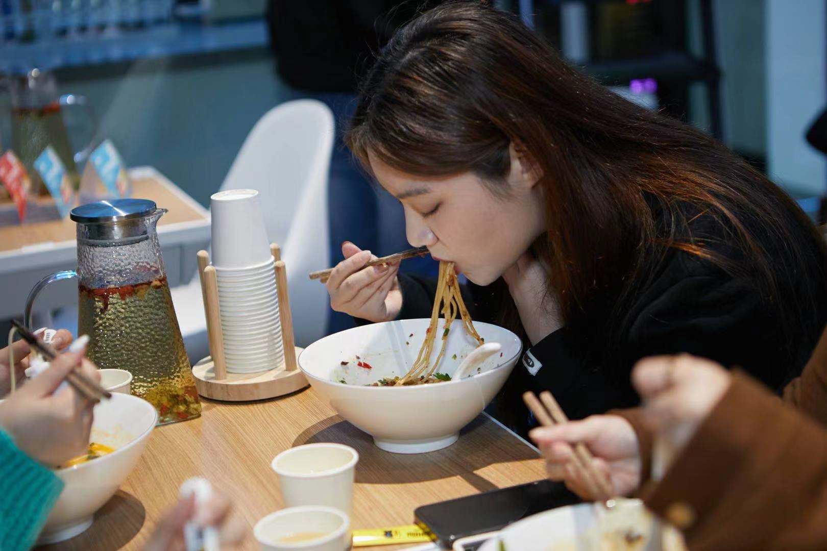 創(chuàng)新“智能面館”新賽道 ，數(shù)字化賦能掘金千億級面類市場|餐飲界