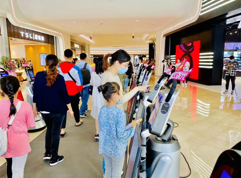 獵豹移動(dòng)商場機(jī)器人引流新玩法，這家茶飲品牌一天暴增100單|餐飲界