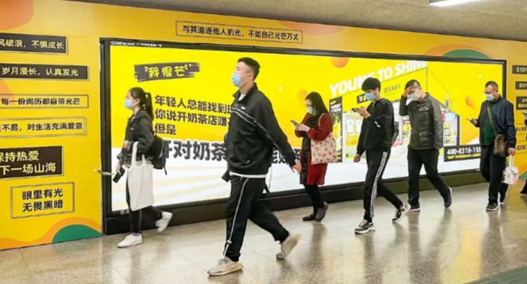 “有料”茶飲正流行，它靠“玩料”殺出重圍