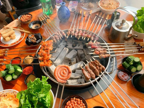 下沉市場表現(xiàn)亮眼，中式炭火品牌—梁山烤肉的突圍之路