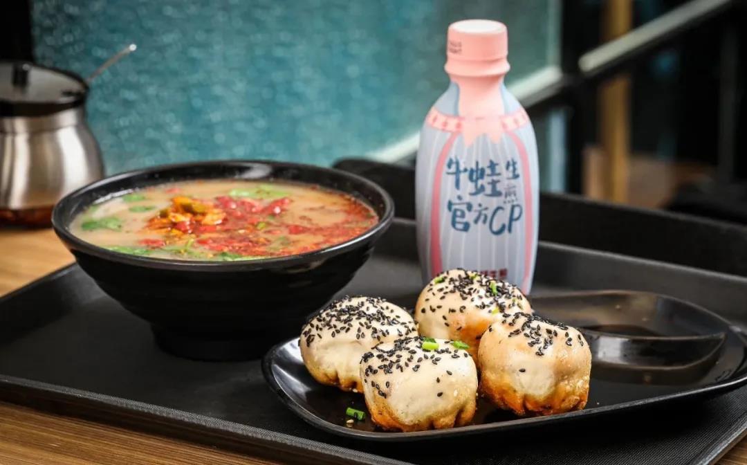 餐飲大事件246期 |海底撈上半年?duì)I收200.94億、星巴克中國首席執(zhí)行官將換人、“2022黑珍珠餐廳指南” 名單公|餐飲界