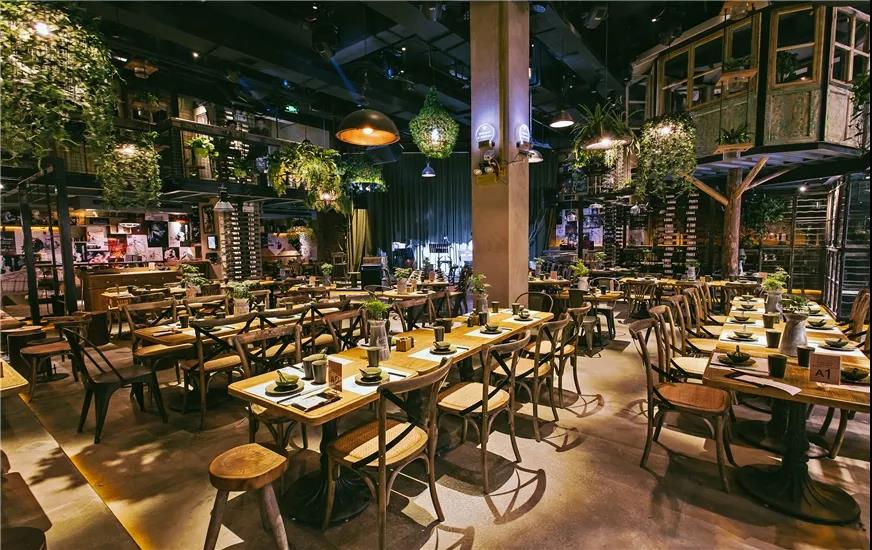 星巴克、火鍋店搶著入局的小酒館，到底好在哪里？