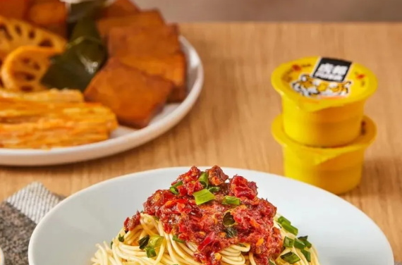 靠外賣突圍、開拓新品類，新銳辣醬品牌不想做第二個“老干媽”| 新消費(fèi)觀察