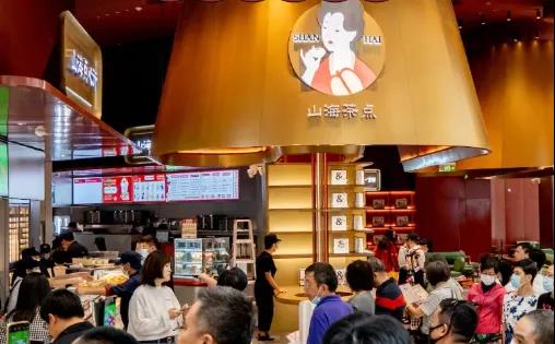 茶飲x漢服、火鍋x啤酒、咖啡x電競(jìng)，跨界聯(lián)名店又有啥新玩法？