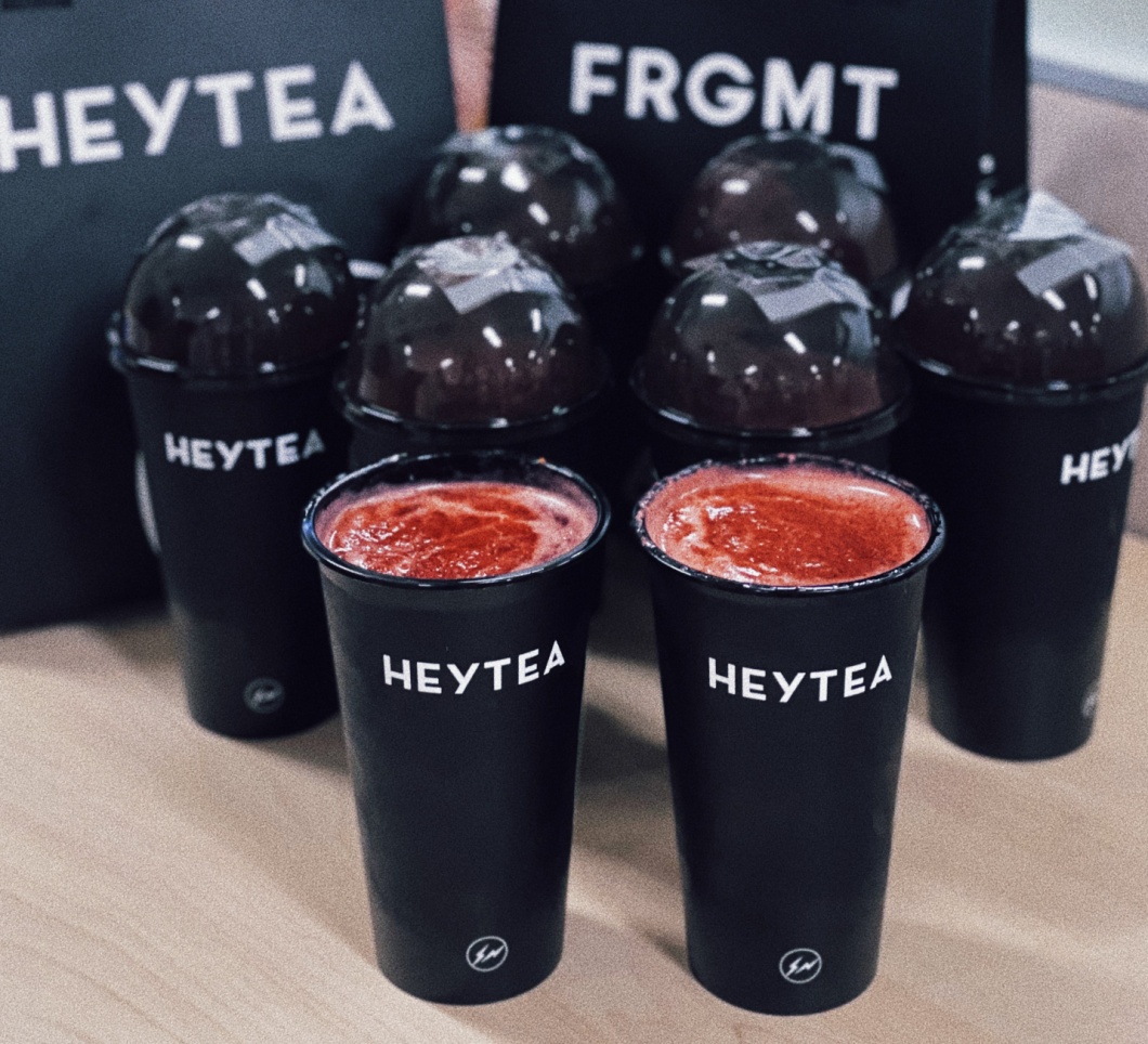 “酷黑莓?！笔兹召u出15萬杯！你被喜茶和藤原浩聯(lián)名刷屏了嗎？|餐飲界