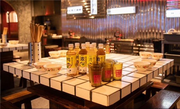 喜茶瓶裝跨界合作朱光玉火鍋，化身國(guó)慶成都熱門(mén)打卡地