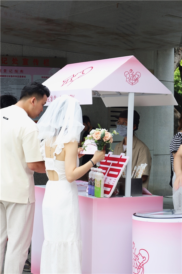 累計(jì)為超23萬對(duì)新人送上喜茶，520喜茶再度聯(lián)合民政局送喜|餐飲界