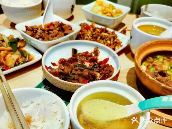 被成人小飯桌“打臉”的快餐 該走向何方？|餐飲界