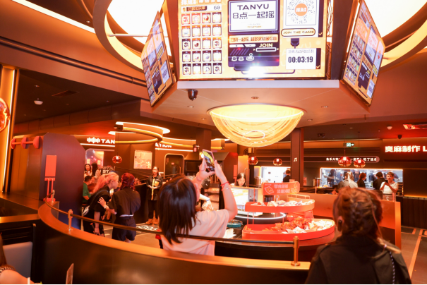 餐飲模式又一大創(chuàng)舉！探魚新店型營(yíng)造“娛樂(lè)城”式沉浸消費(fèi)體