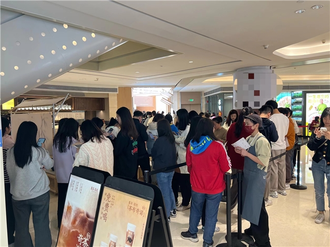 喜茶·茶坊推出首創(chuàng)茶布奇諾系列，彰顯回歸茶產(chǎn)品趨勢