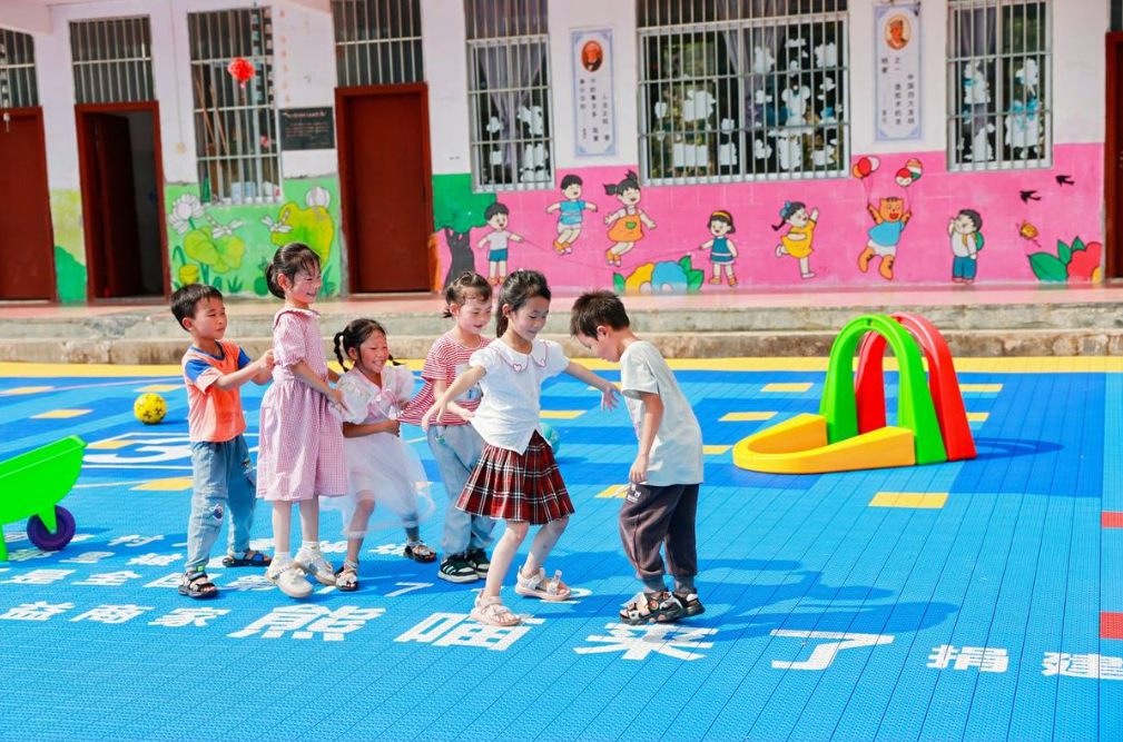 大山里的孩子，有了彩色新操場
